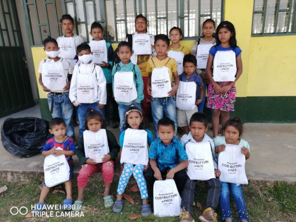 consegna kit scolastici-donazione ai bambini-Leonardo Valderrama-Maria Terranova-casa editrice costruttori di Pace (8)