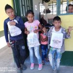 consegna kit scolastici-donazione ai bambini-Leonardo Valderrama-Maria Terranova-casa editrice costruttori di Pace (8)